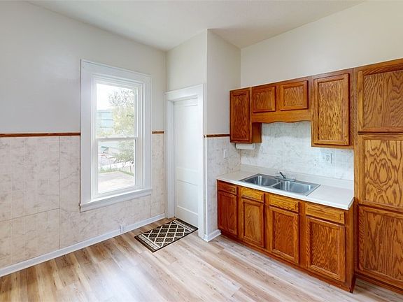 5th image of 1009 Kemper St