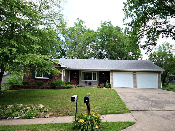 2nd image of 828 Oak Lawn Dr