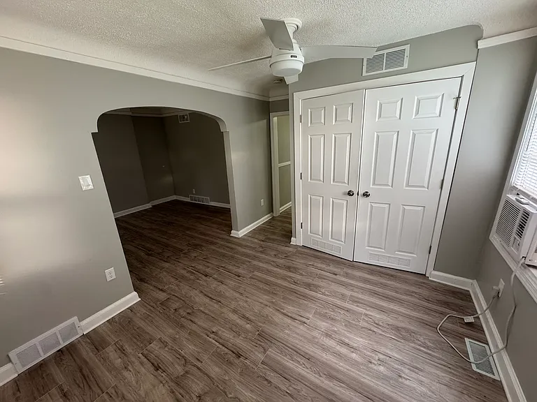 690 E Marshall St — Photo 5