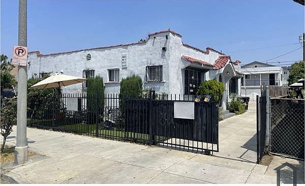 1st image of 907 W 68th St