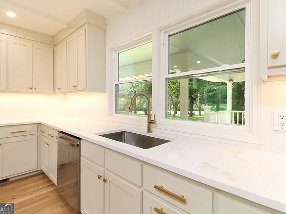 4th image of 100 Williamsburg Ln