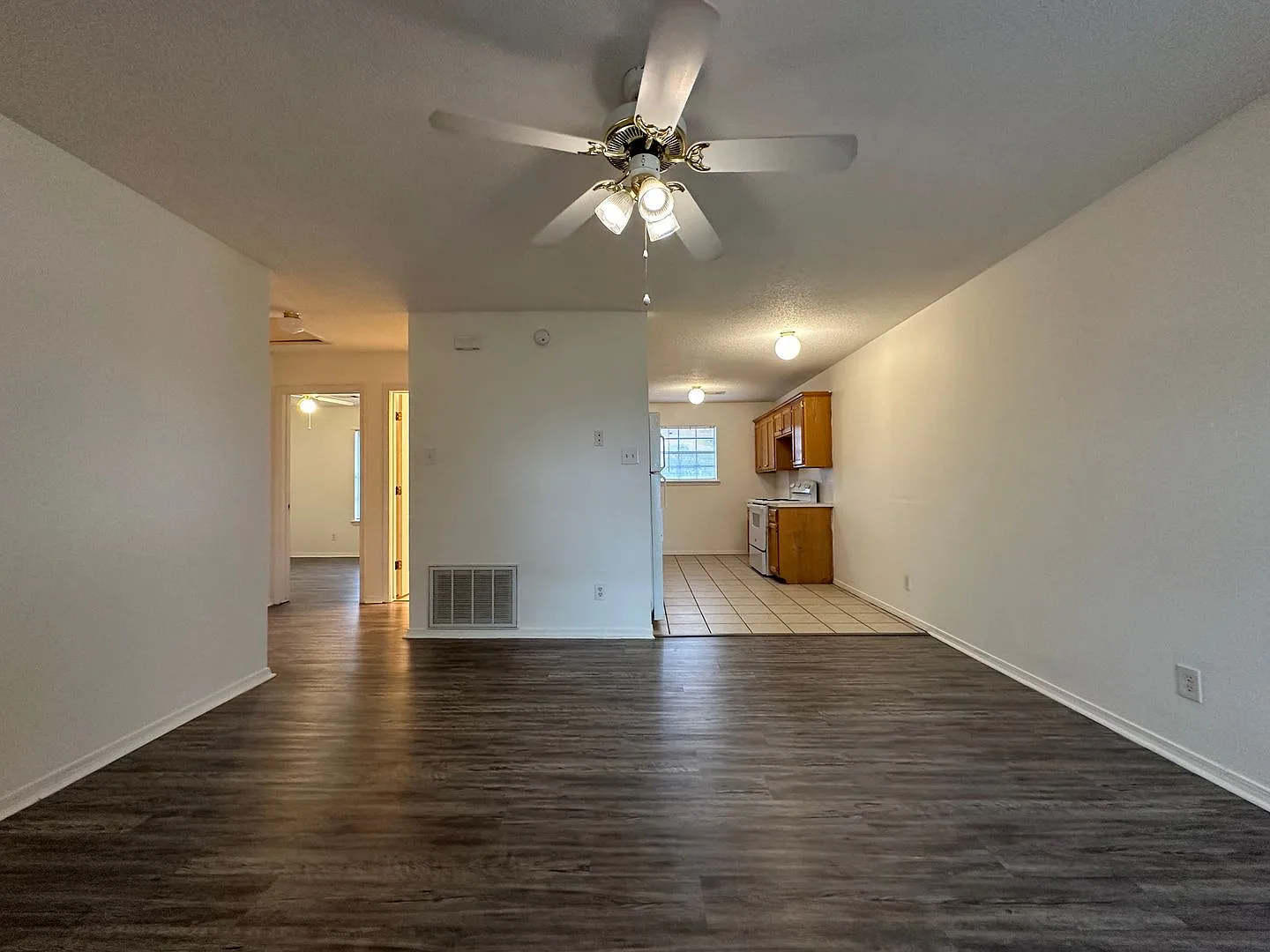 Comfortable Living: Cozy 2 Bed, 1 Bath Apartment — Photo 2