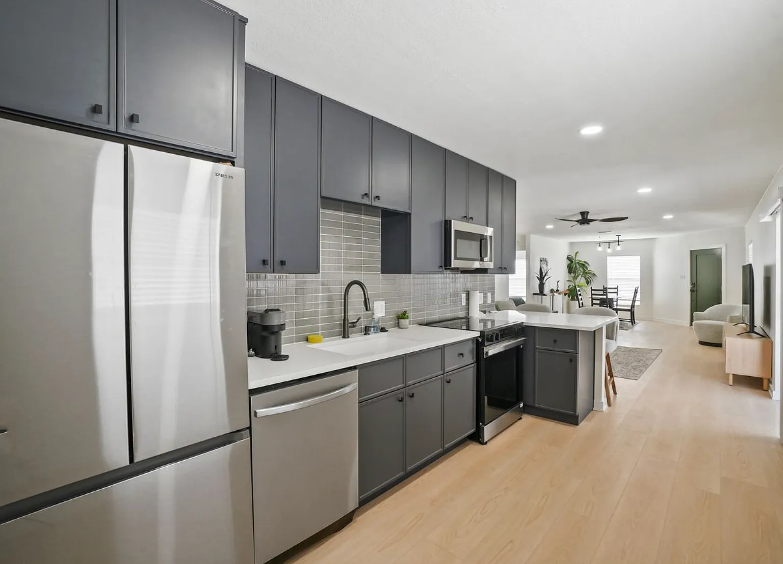 3 bed, 1281 sqft, $3,350 — Photo 2