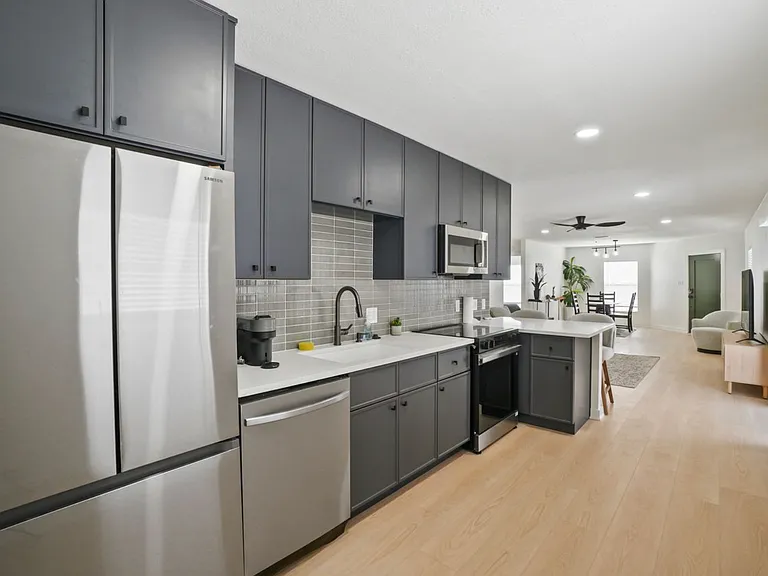 2125 W Cypress St — Photo 2