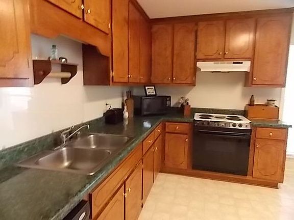 3rd image of 224 Cedar Creek Cir