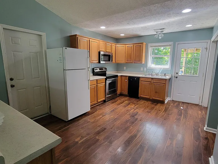 393 E Wood Ln — Photo 4