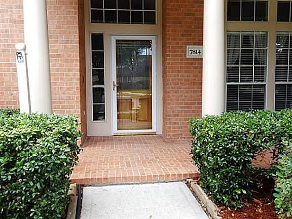 THIS IS A VIEW OF THE FRONT DOOR FROM THE FOYER.  AGAIN, NOTICE THE WONDERFUL NATURAL LIGHT.