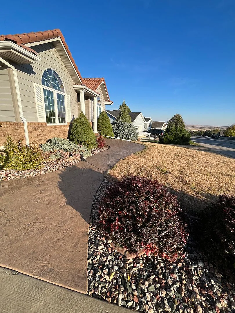 Beautiful Five-Bedroom, Three-Bathroom Home for Rent — Photo 4