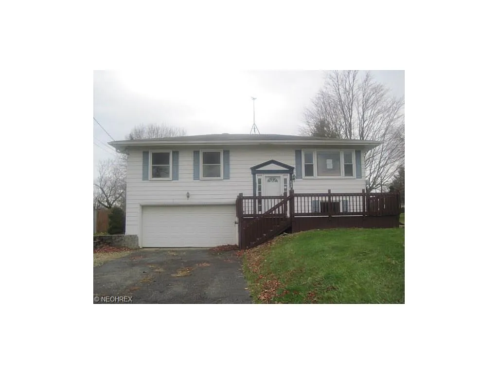 4595 Warwick St N photo 1