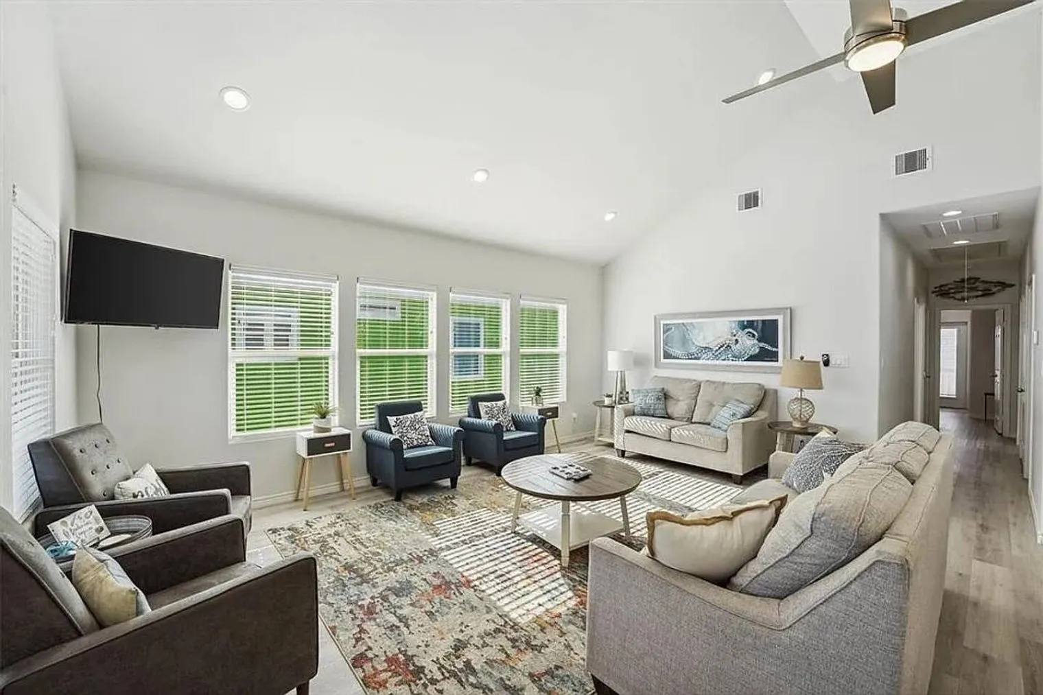 3 bed, 2.0 bath, 1345 sqft, $4,690 — Photo 2