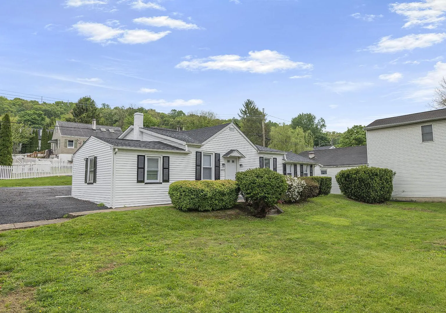 1402 Valley Rd — Photo 1