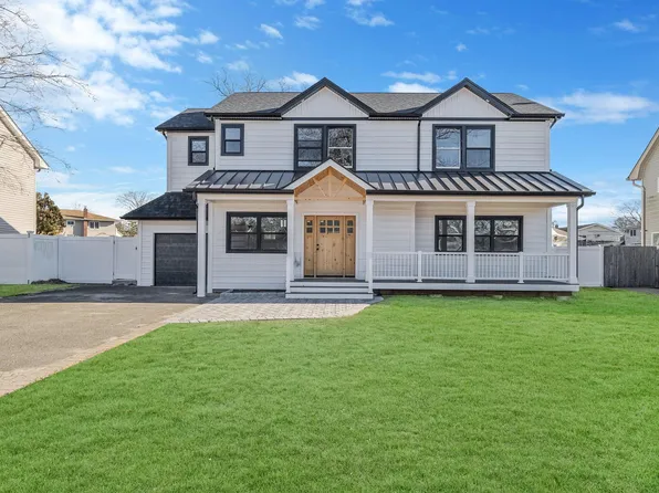 29 Gladstone Avenue, West Islip, NY 11795