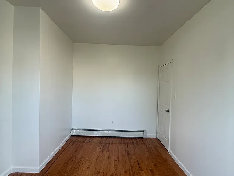 1433 Saint Lawrence Ave — Photo 16