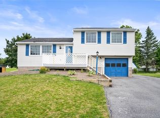 5773 Bonnie Brae Cir, Farmington, NY 14425