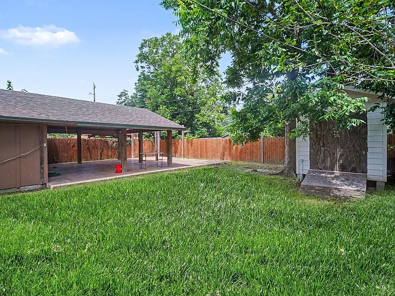 2121 Hickory Ln — Photo 16