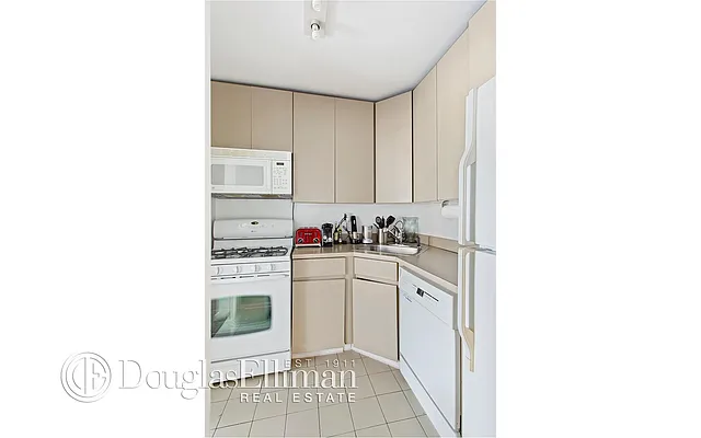 Rented by Douglas Elliman | media 27