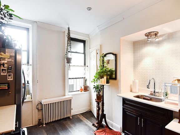 5th image of 818 Manhattan Ave APT 4L