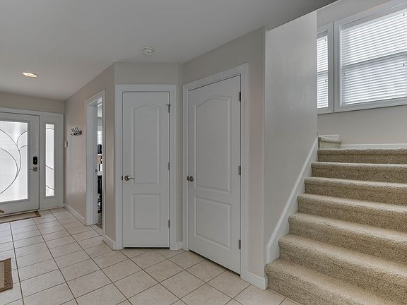 4th image of 4815 Lake Dr #B
