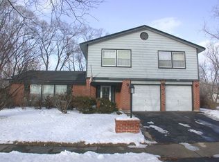 906 White Bridge Ln, Hanover Park, IL 60133