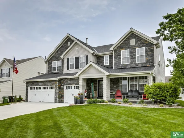1811 White Pine Dr, Papillion, NE 68046