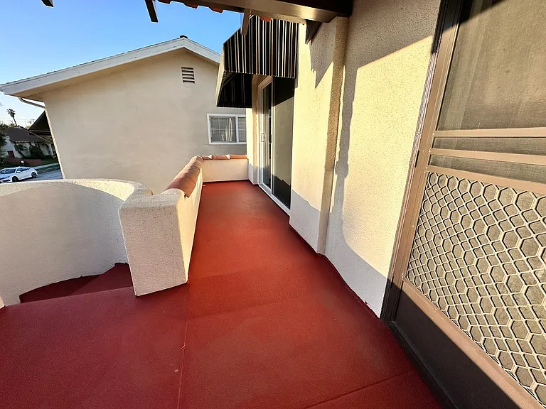 242 1/2 Coronado Ave — Photo 3