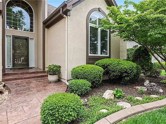3rd image of 709 NE Lake Pointe Dr