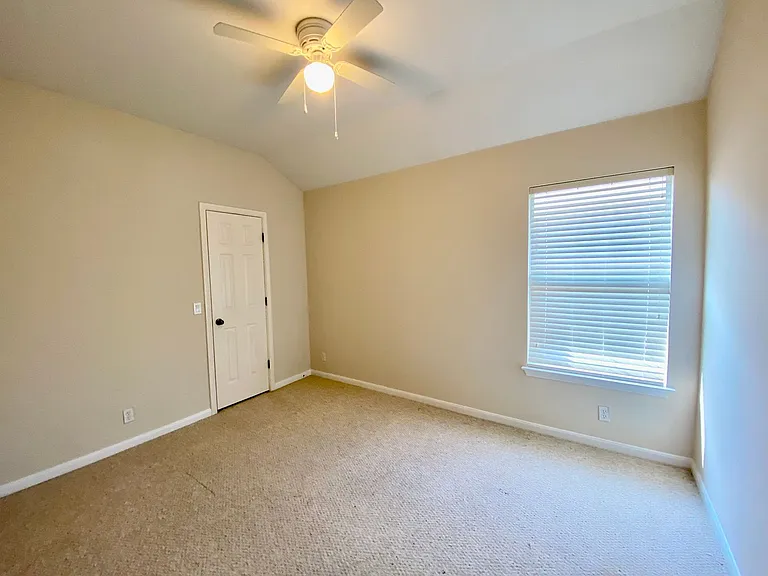 20412 Farm Pond Ln — Photo 10