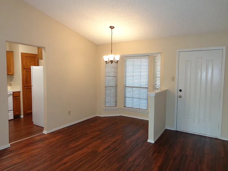 323 Iberis Dr — Photo 4