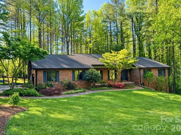 9 Westbridge Dr, Hendersonville, NC 28739