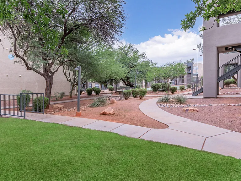 Riverwalk Luxury Apartments — Photo 18