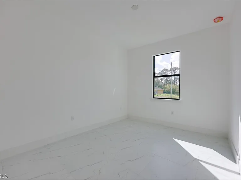 714 W 12th St — Photo 15