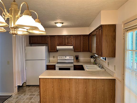 4th image of 8 Rolling Meadows Dr