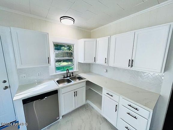 5th image of 105 E Oak St