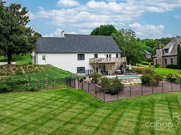 3rd image of 416 Woodridge Dr