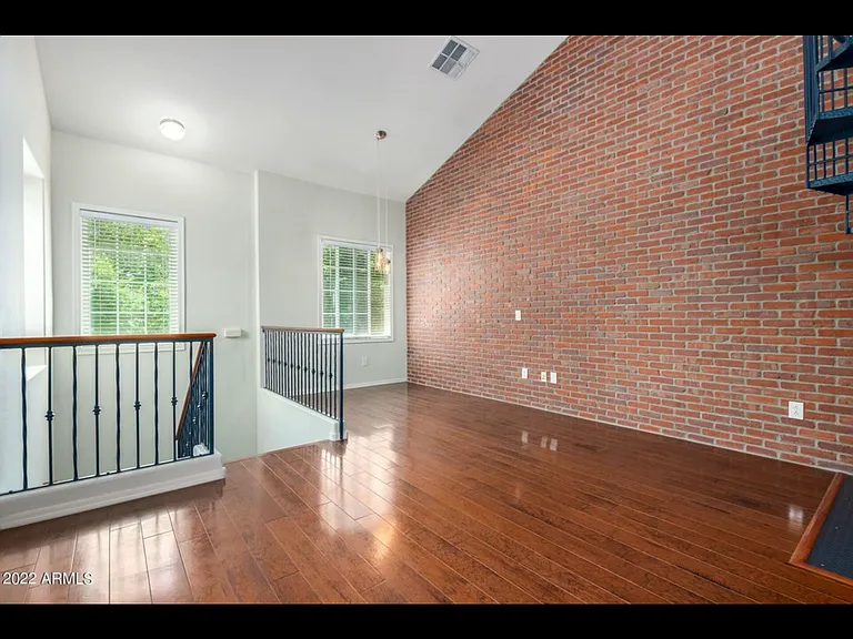1332 S Owl Dr — Photo 2