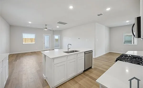 5 bed, 2255 sqft, $3,200 — Photo 4