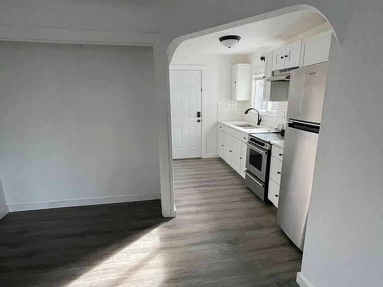327 N 4th St #8 — Photo 4
