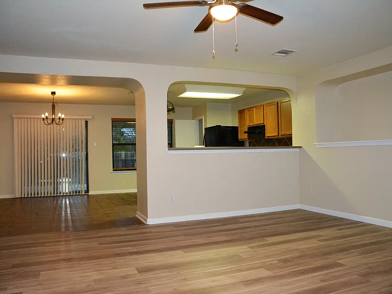 4616 Woodstock Dr — Photo 5