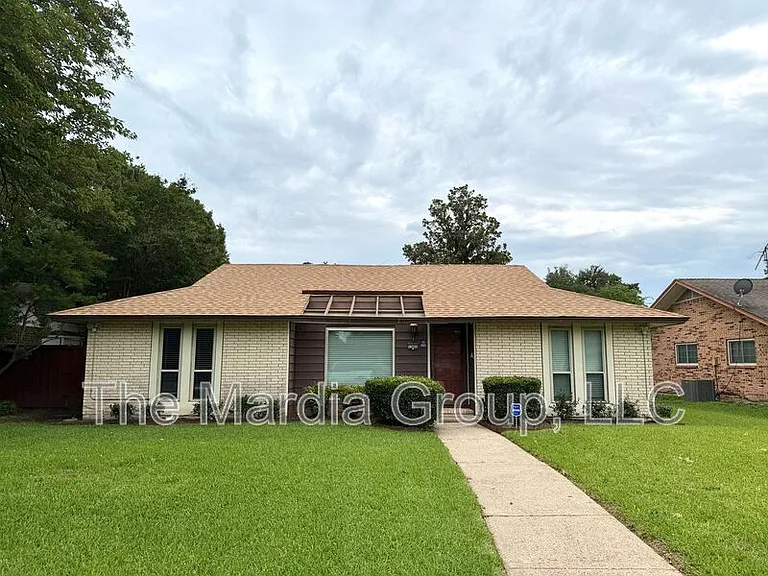 1506 Whiteoak Dr — Photo 1