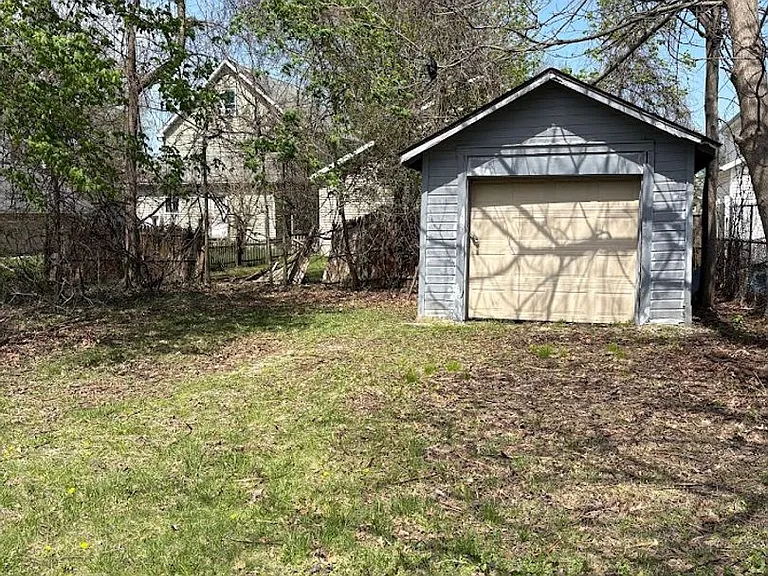 897 Peckham St — Photo 16