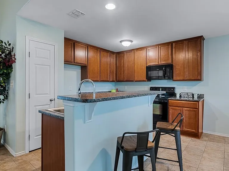 102 Pecan Harbor St — Photo 8