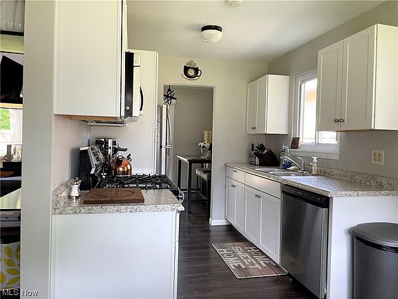 5th image of 26716 Redwood Dr