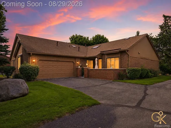 2216 London Bridge Dr, Rochester, MI 48307