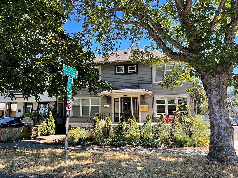 Main entrance
Half block from Alki Beach