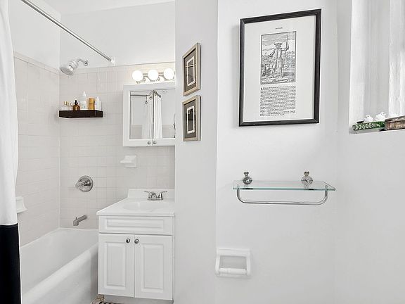 3rd image of 270 W 11th St APT 6A