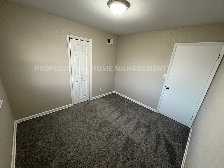 800 W 47th St S — Photo 9