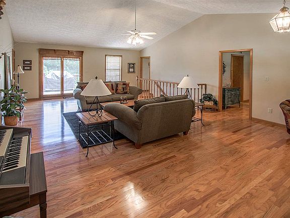 5th image of 2726 Wisteria Dr