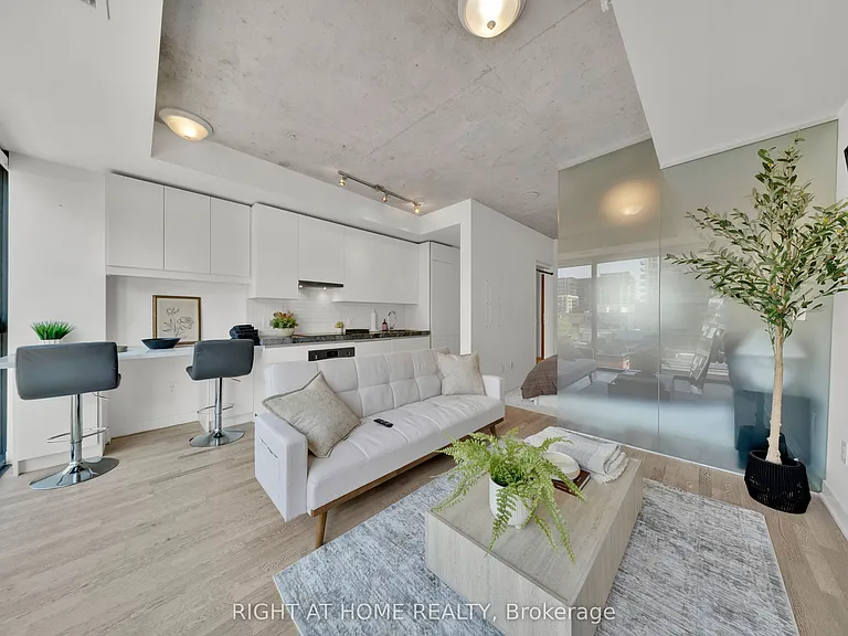 629 King St W #625 — Photo 9