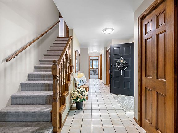5th image of 425 E Fox Run Cir