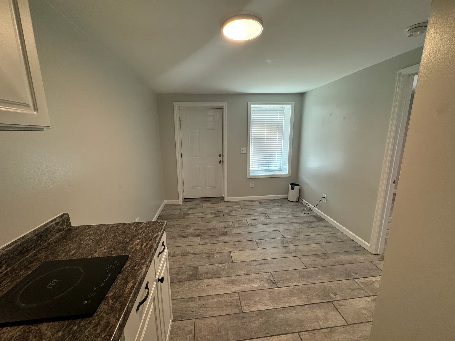 905 Riverside Dr — Photo 3